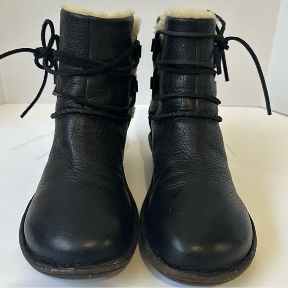UGG Caspia Ankle Boots Black Leather size US 8 Sheepskin lined - Picture 5 of 14